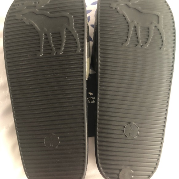 Boys Abercrombie slides - Picture 3 of 3